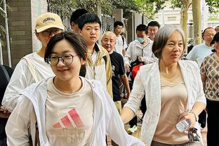 广厦男篮：李金效出现脑震荡症状 已在队医陪同下前往医院